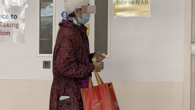 香港葵涌大厦外墙掉落一块水泥 击中老妇头部