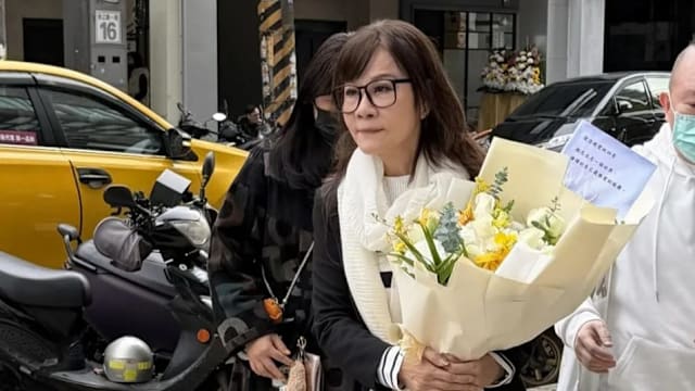 台语歌后龙千玉捧白花现身曹西平灵堂