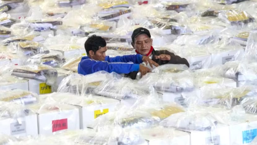  Lebih 100 kakitangan pilihan raya Indonesia maut; pemerhati saran format pengundian sehari diubah