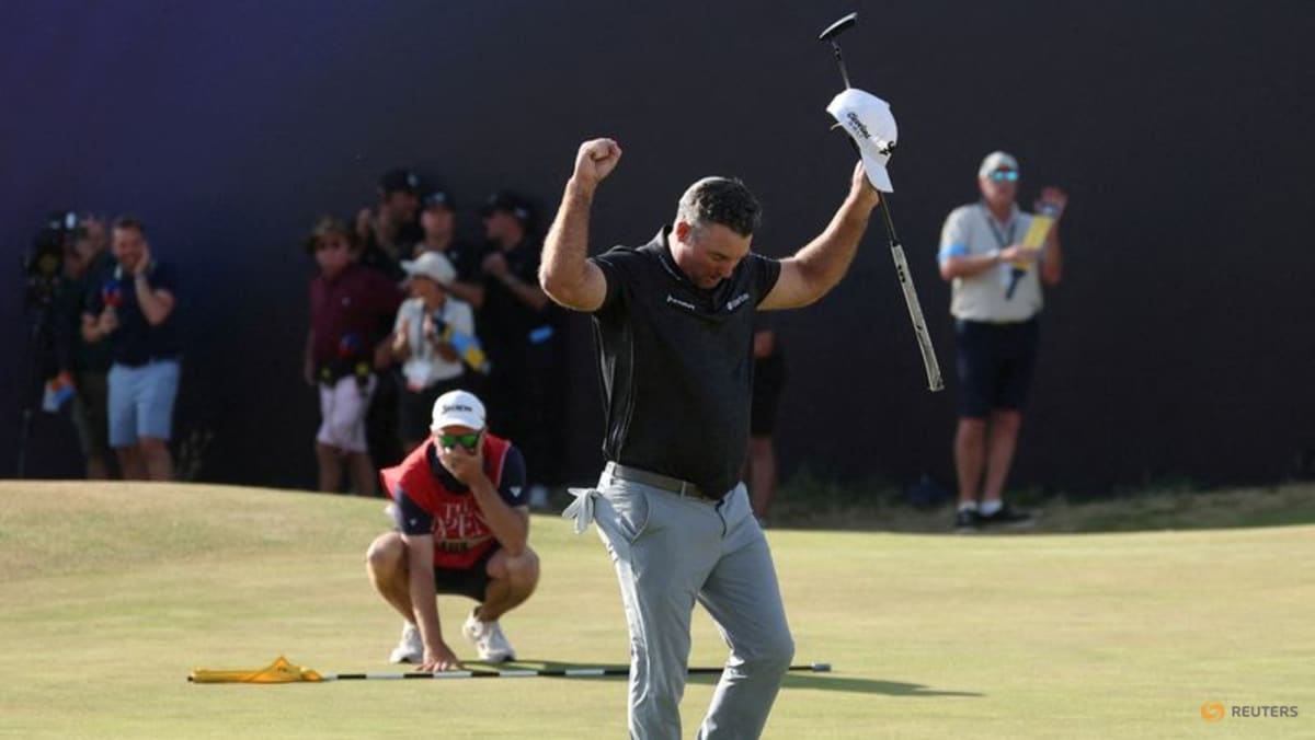 Vô địch British Open, Ryan Fox vui mừng khoe Claret Jug và thưởng thức bánh miếng bò tại New Zealand (Ảnh: CNA)