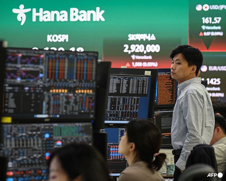 Stocks drop and oil rises as Hormuz hopes fade