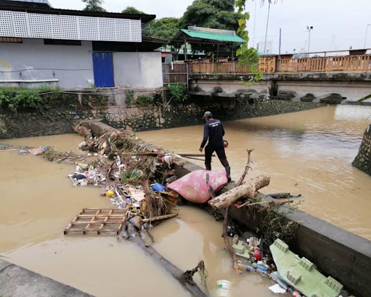 Johor sultan criticises residents for throwing garbage into drains and rivers that led to floods in JB 