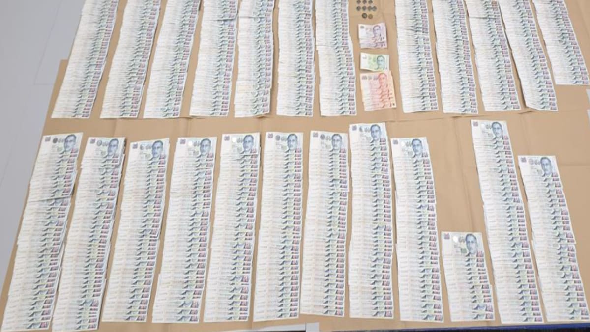 假借换钱在酒店抢劫 三嫌犯登机逃逸被及时拦阻 - 8world
