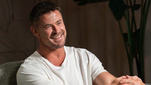 “雷神”Chris Hemsworth惊现新加坡商场！夫妻幸运合照圆梦
