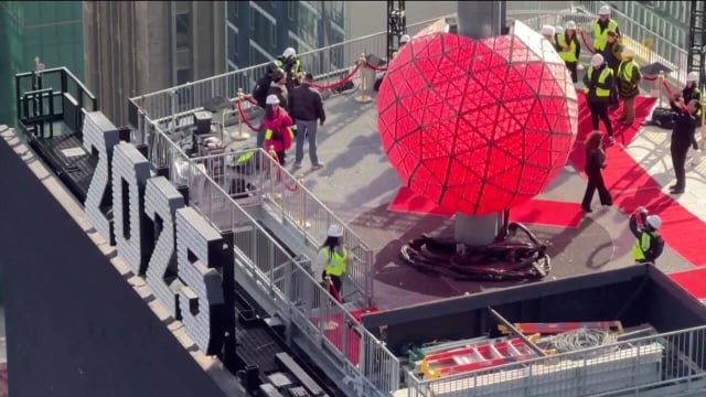 纽约时代广场水晶球亮相 准备迎接2025年到来