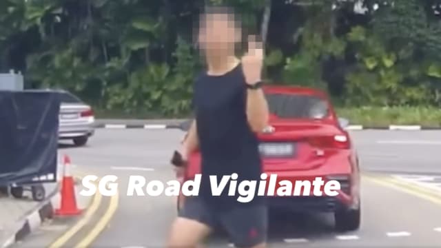 男子滨海湾跑步闯红灯 疑不满被鸣笛怒比中指