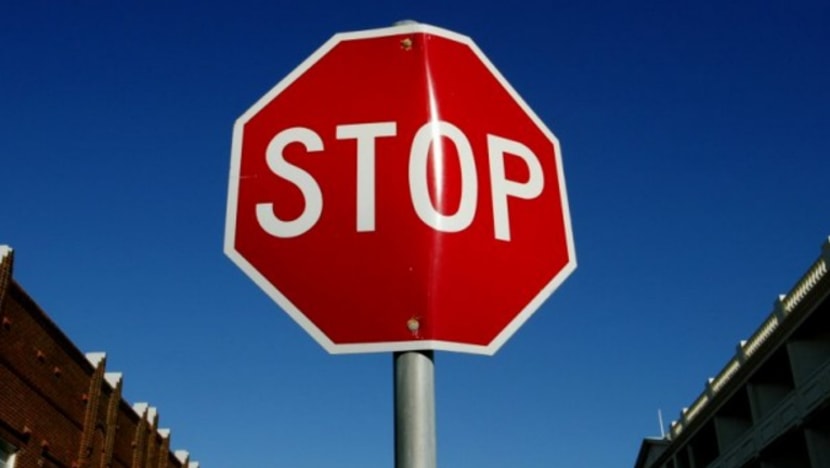 Warga emas mohon maaf curi papan tanda berhenti, 75 tahun lalu