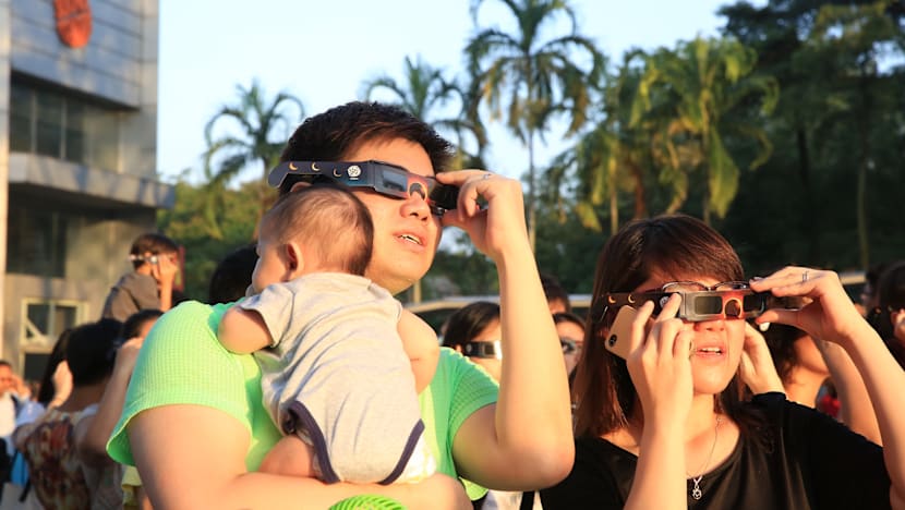 S’poreans flock outdoors for early morning solar date