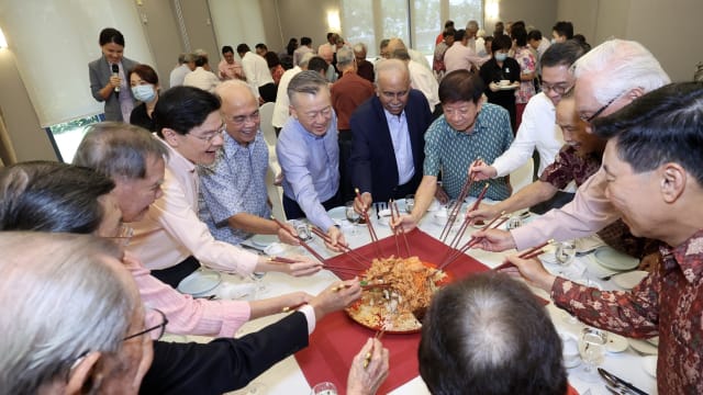 黄总理设宴款待退休议员 李资政与战友重聚庆新年