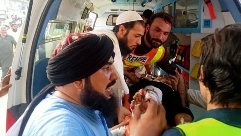 44 maut letupan bom di perhimpunan politik di Pakistan 44 maut letupan bom di perhimpunan politik di Pakistan