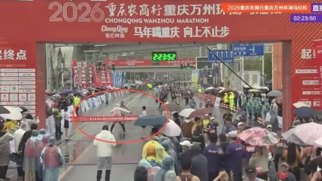 重庆马拉松冠军冲线遭拦停 裁判停赛两年