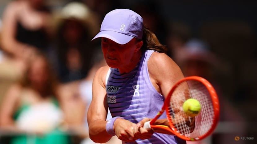 Swiatek cruises, Wawrinka concludes French Open chapter with loss