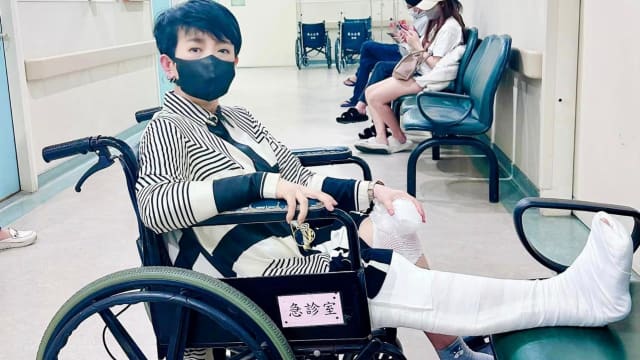 周思洁严重摔伤　导致右膝盖骨裂