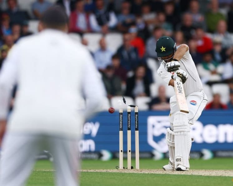 Robinson and Tongue put England on top against Pakistan