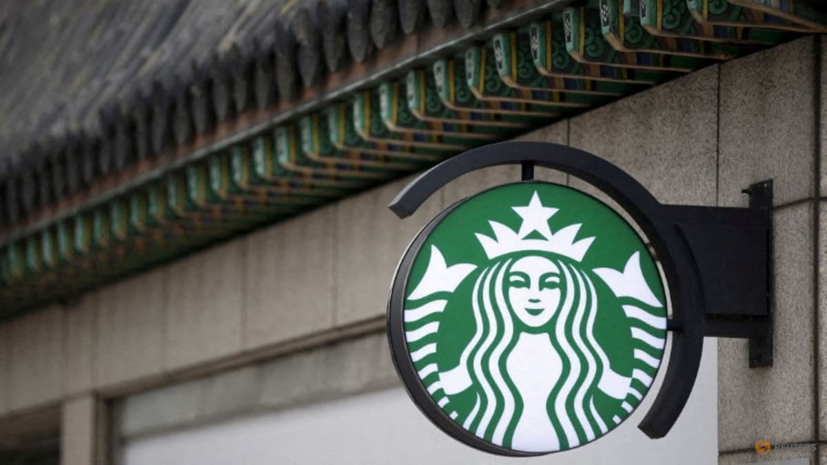 Cảnh sát Hàn Quốc khám xét trụ sở Starbucks sau chiến dịch 'Tank Day' gây tranh cãi