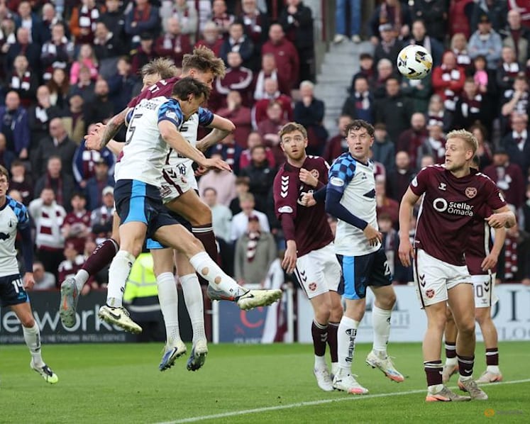 Iheanacho's last-gasp penalty sets up Celtic v Hearts title decider