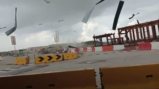 阴天狂风大作 樟宜东工业区工地建材乱飞场面骇人
