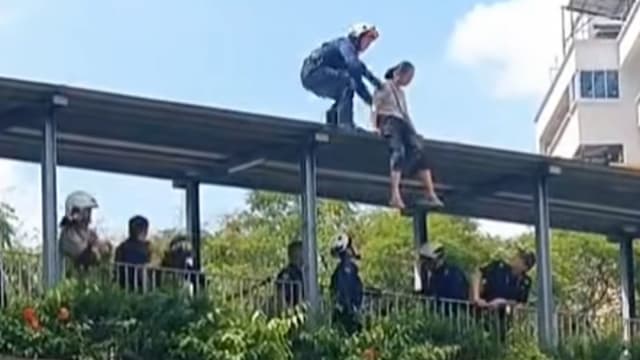 实龙岗惊险一幕！妇女危坐天桥获救后被扣留 