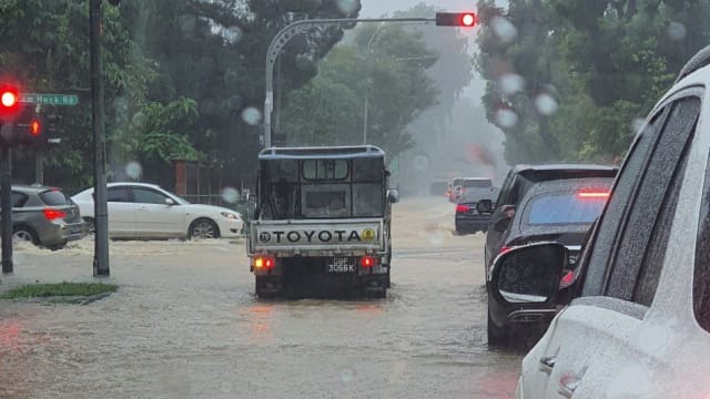 今早下起滂沱大雨 杜尼安路突发性淹水 