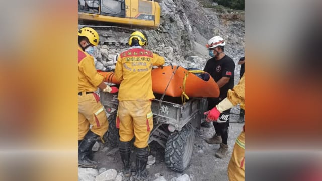 震后11天寻获矿工遗体 狮城夫妇仍未寻获
