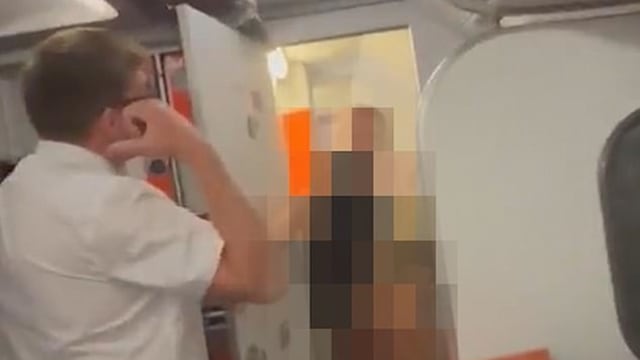 男女厕所内发生性行为 空服员开门惊呆   
