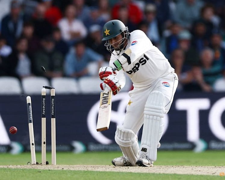 Robinson and Tongue put England on top against Pakistan