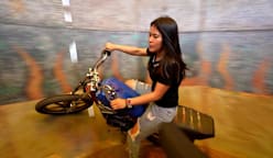 Perempuan Pengendara Maut - Pengendara Motor Indonesia Berakrobat Lawan Tradisi