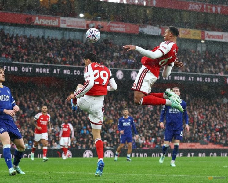 Gabriel shines at both ends as Arsenal ease past Everton to go level with Man City