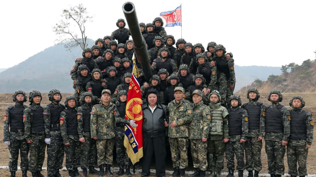 金正恩亲自指导人民军进行坦克演练