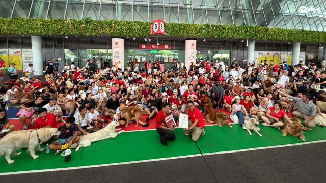 国人携爱犬贺国庆 写下两项本地纪录