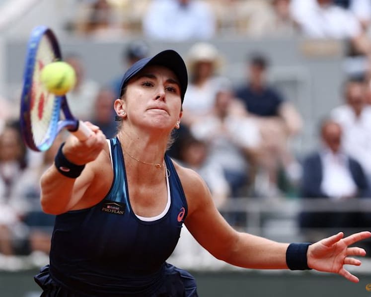 Svitolina rallies past Bencic to reach French Open quarter-final