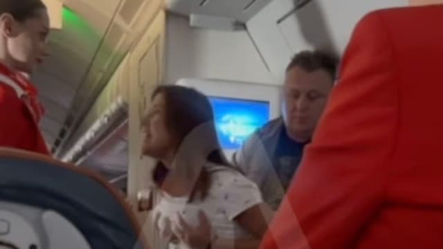 女乘客飞机上失控 要求空服人员帮她升至商务舱