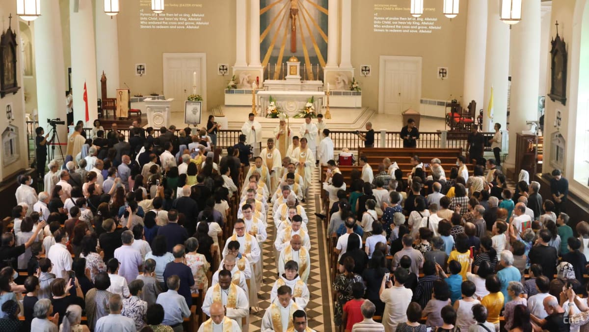 More than 1,000 Singapore Catholics gather at Memorial Mass for Pope Francis