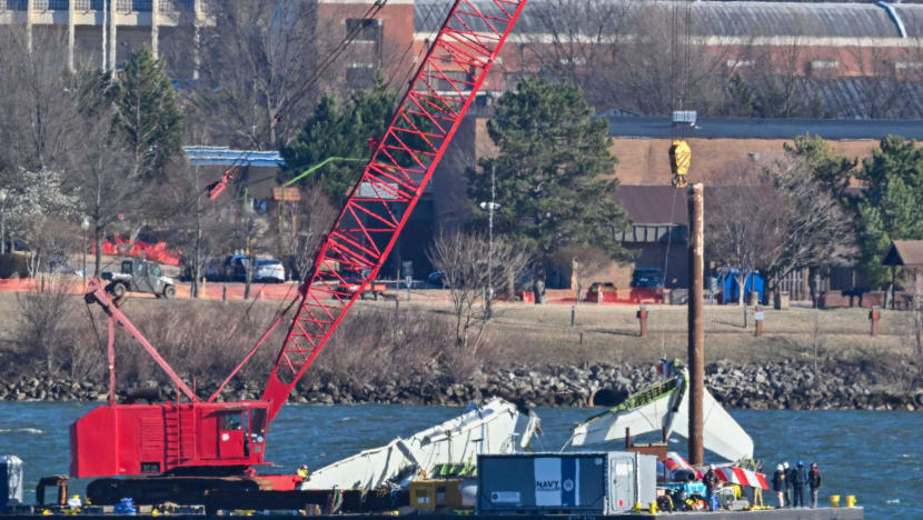 அமெரிக்கன் ஏர்லைன்ஸ் விமான விபத்து - 67 பேரின் சடலங்களும் மீட்பு