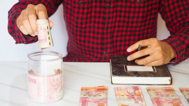 Gaji tetap, pengeluaran naik? Simak tips berhemat tanpa merasa sengsara