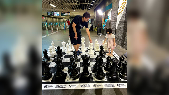 地铁站化身互动娱乐空间 巨型象棋棋盘开放公众畅玩