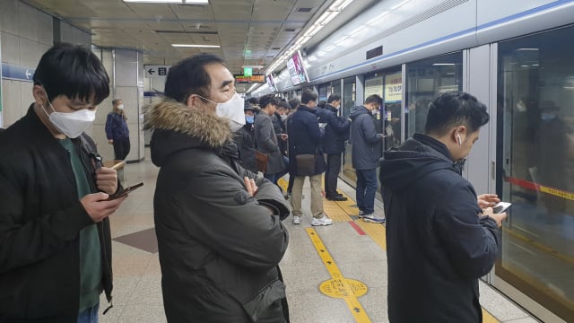 韩国本月30日起解除室内口罩令