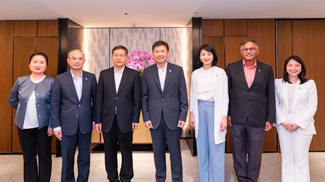 中国共产党代表团访新 与人民行动党团队交流