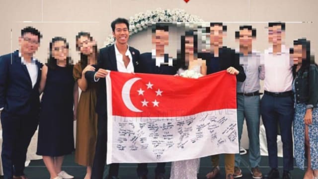 手握被涂鸦国旗 “新加坡先生”再惹议