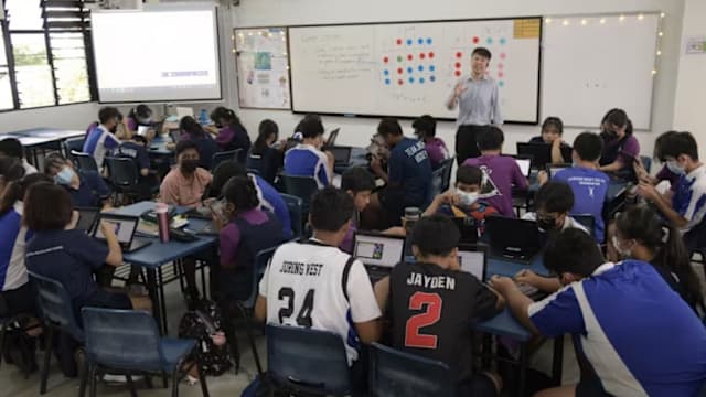 中学手机禁令初见成效 学生互动增加