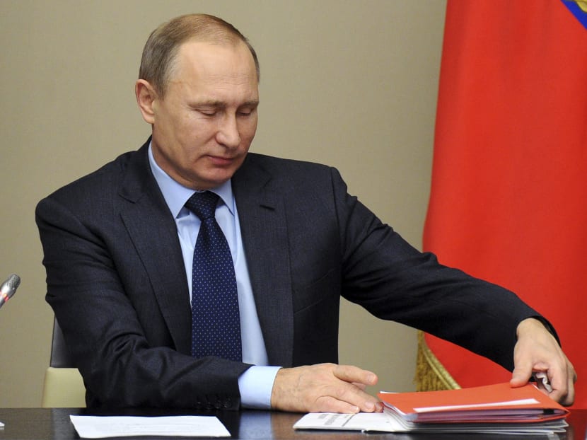 Russian President Vladimir Putin chairs a meeting with members of the Security Council at the Novo-Ogaryovo state residence outside Moscow, Russia, Dec 18, 2015. Photo: Reuters