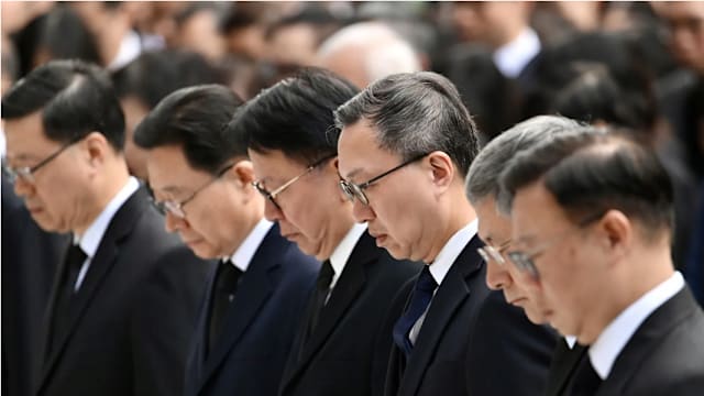 悼念罹难者 李家超率官员默哀三分钟