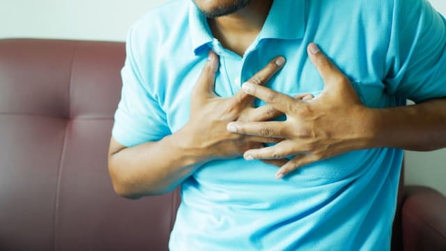 心肌梗塞不会和你预约　救护车到来前1招自救