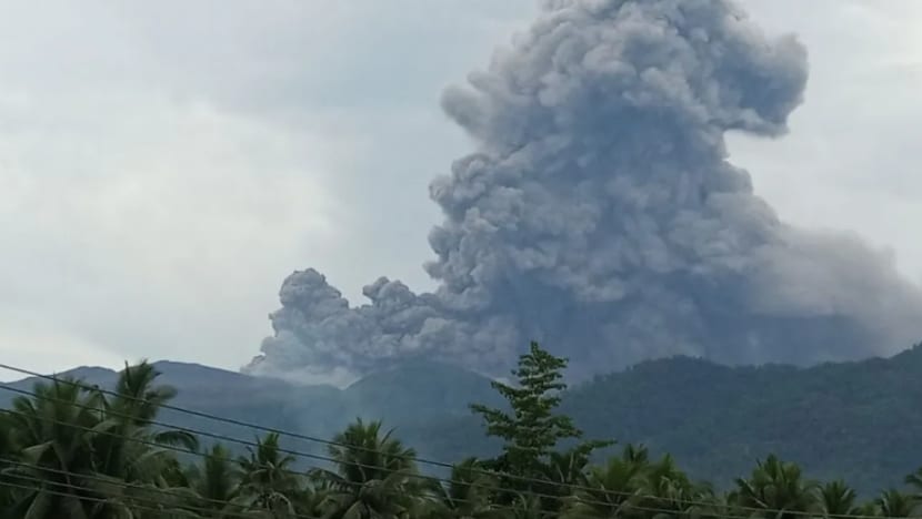 Gunung Dukono di Indonesia meletus