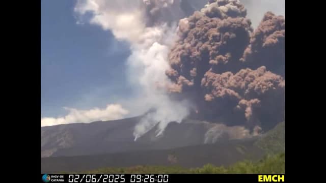 意大利埃特纳火山喷发 当局呼吁人们远离喷发范围