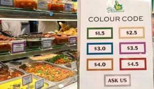Makan nasi padang di Singapura harganya berdasarkan kode warna, gimana caranya?