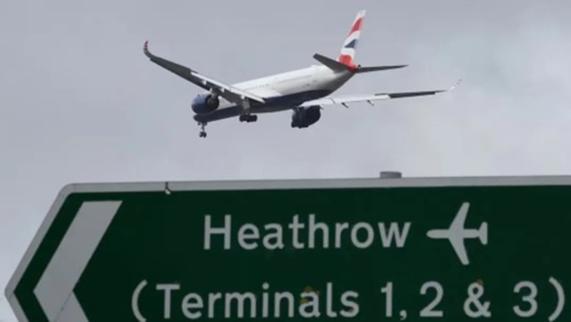 Bandara Heathrow ditutup akibat kebakaran besar, jadwal penerbangan global terganggu