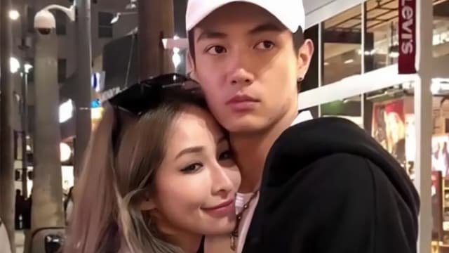 突晒宝宝脚丫照　萧亚轩小16岁前男友当爸了！