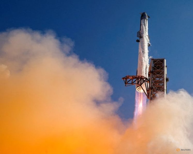 Retail investors sold SpaceX shares for first time on Friday