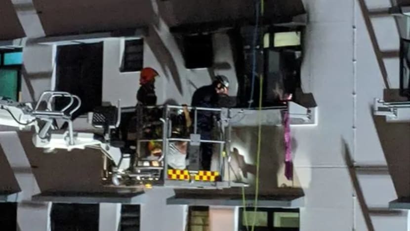 Kebakaran di flat Bukit Batok; 2 diselamatkan daripada belebas tingkap